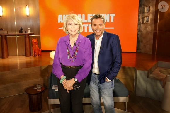 Exclusif - Amanda Lear et Bernard Montiel sur plateau de l'émission "Animalement Vôtre" présentée par B.Montiel et diffusée le 4 janvier 2026 sur France 3, à Paris, France, le 3 décembre 2025. © Jack Tribeca/Bestimage