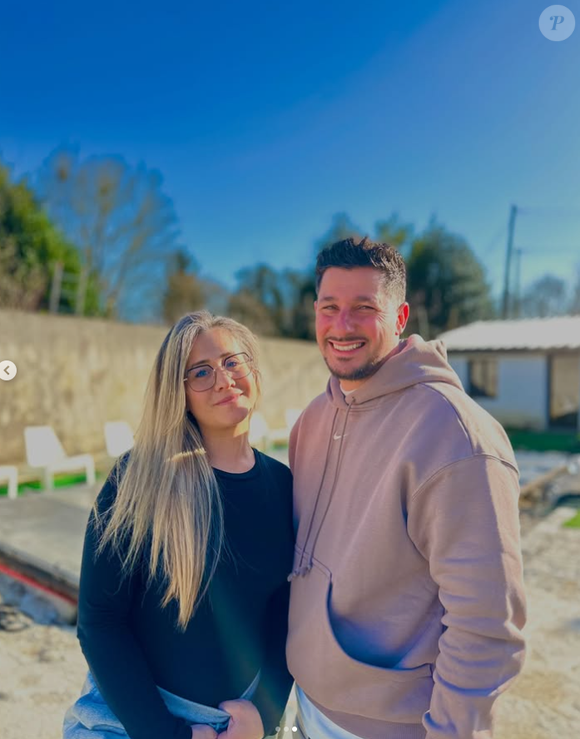 Des pièces aux couleurs sobres, dans les tons blanc et gris. Emilie et Franck Fanich de 'Familles nombreuses' posent sur Instagram - 6 mars 2025