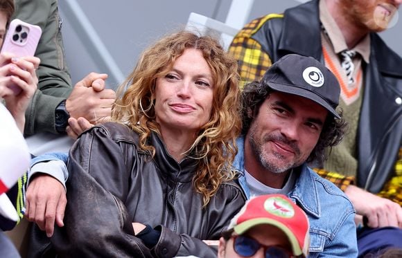Un duo très complice

Aurélie Saada et son compagnon dans les tribunes lors des Internationaux de France de Tennis de Roland Garros 2025, à Paris, France, le 27 mai 2025. © Jacovides-Moreau/Bestimage