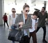 Loin des studios d’enregistrement et du tumulte médiatique
Vanessa Paradis arrive avec ses enfants Lily-Rose Depp et Jack Depp à l'aéroport de LAX à Los Angeles. Lily-Rose Depp est accompagnée de son petit ami Ash Stymest.