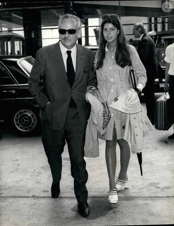 Le Prince Rainier et sa fille Caroline quittent Londres : Le Prince Rainier et sa fille la Princesse Caroline ont quitté hier l'aéroport d'Heathrow pour rentrer à Monaco. Le 7 juillet 1973. Photo par © Keystone Press Agency/ZUMA Press Wire/ABACAPRESS.COM