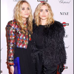 Mary-Kate et Ashley Olsen lors de l'avant-première du film Nine au Ziegfeld Theater de New York, le 15 décembre 2009. À cette période, les jumelles s'éloignent progressivement de leur carrière d'actrices pour se consacrer au développement de The Row, leur marque de mode lancée quelques années plus tôt. Fame Pictures / Bestimage