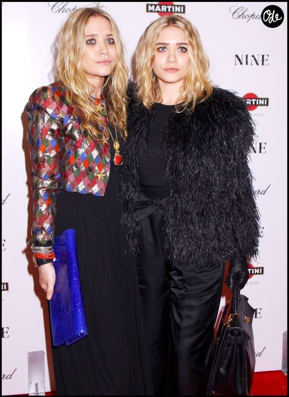 Mary-Kate et Ashley Olsen lors de l'avant-première du film Nine au Ziegfeld Theater de New York, le 15 décembre 2009. À cette période, les jumelles s'éloignent progressivement de leur carrière d'actrices pour se consacrer au développement de The Row, leur marque de mode lancée quelques années plus tôt. Fame Pictures / Bestimage