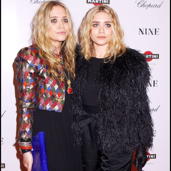 Mary-Kate et Ashley Olsen lors de l'avant-première du film Nine au Ziegfeld Theater de New York, le 15 décembre 2009. À cette période, les jumelles s'éloignent progressivement de leur carrière d'actrices pour se consacrer au développement de The Row, leur marque de mode lancée quelques années plus tôt. Fame Pictures / Bestimage