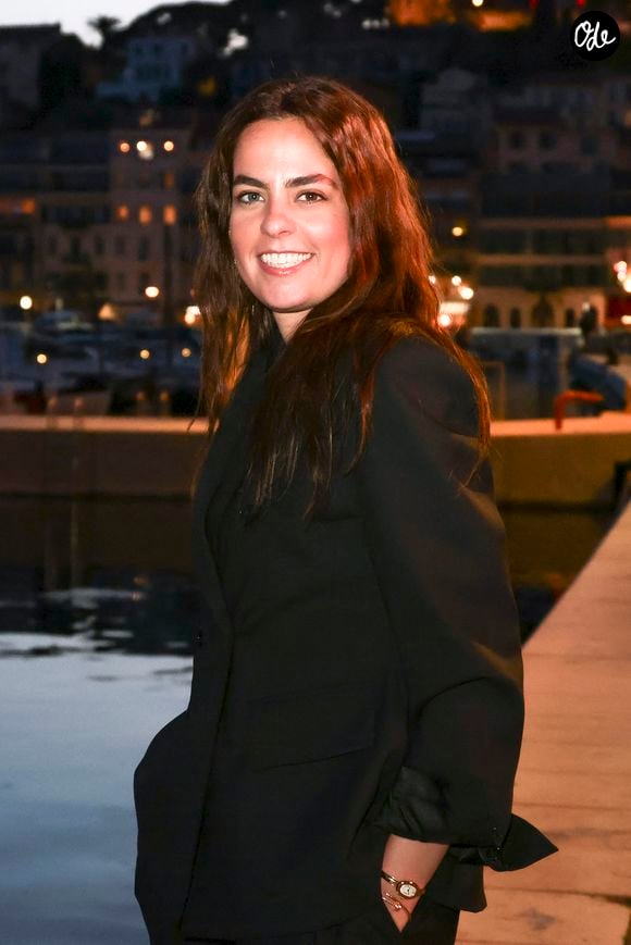 Aujourd'hui, c'est loin des prétoires que leur histoire se poursuit. Après une période marquée par les batailles judiciaires, Anouchka Delon semble avoir trouvé une forme d'équilibre au vu de cette officialisation tout en retenue.

Exclusif - Anouchka Delon pose en backstage de l'émission "C à vous" lors du 78ème Festival International du Film de Cannes le 15 mai  2025. © Jack Tribeca / Bestimage