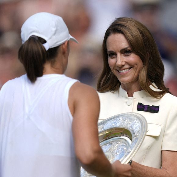 La princesse de Galles offre le Venus Rosewater Dish à Iga Swiatek, après sa victoire sur Amanda Anisimova en finale du simple dames le treizième jour des championnats de Wimbledon 2025 au All England Lawn Tennis and Croquet Club, Londres, Royaume-Uni, le 12 juillet 2025. Photo par Andrew Matthews/PA Wire/ABACAPRESS.COM