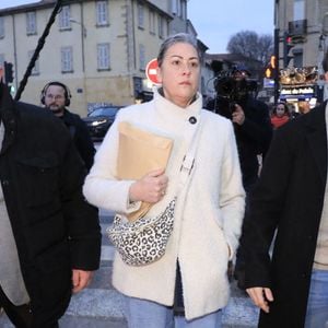 David Pelicot et Caroline Darian, les enfants de G.Pélicot - Dernier jour du procès des viols de Mazan: Dominique Pélicot arrive arrive au palais de justice d'Avignon lors du procès de son ex-mari D.Pelicot, accusé de l'avoir droguée pendant près de dix ans et d'avoir invité des inconnus à la violer à leur domicile de Mazan, une petite ville du sud de la France, à Avignon le 19 décembre 2024. © Franz Chavaroche / Bestimage