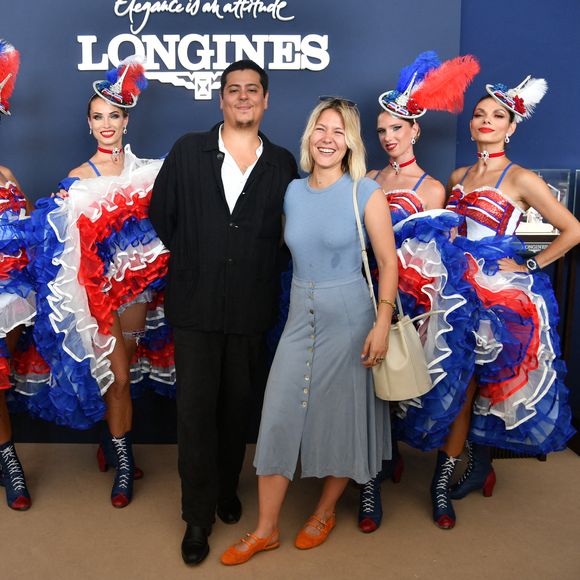 Yasmine Lavoine a profité d'une parenthèse sportive et mondaine en famille à l'occasion du Longines Paris Eiffel Jumping. 

Exclusif - Yasmine Lavoine et son compagnon le comédien Névil de Montalembert dans l'espace VIP "le Pavillon Eiffel," lors de la 12ème édition Longines Paris Eiffel Jumping au pied de la Tour Eiffel sur le Champ-de-Mars à Paris © Perusseau / Veeren / Bestimage