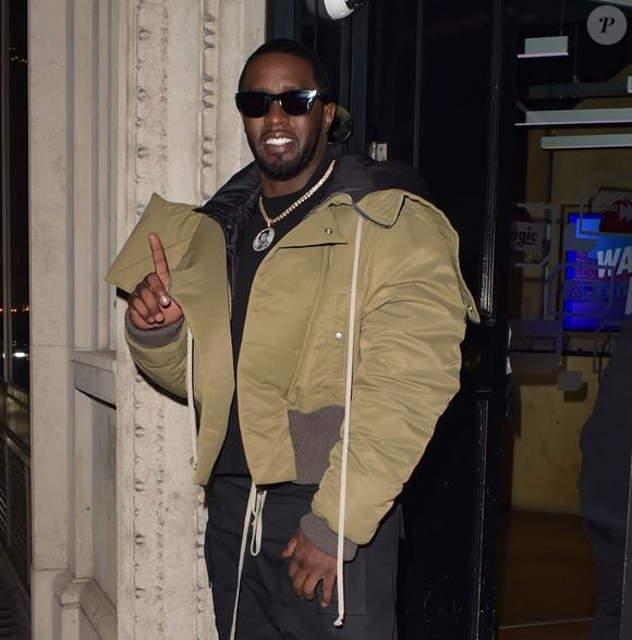 Les 12 jurés se sont mis d'accord concernant le sort de P. Diddy.

Le rappeur américain P. Diddy reste en prison après son inculpation pour trafic sexuel - Diddy (Sean Combs) à la sortie des bureaux Bauer Media à Londres. Le 8 novembre 2023
AGENCE / BESTIMAGE
