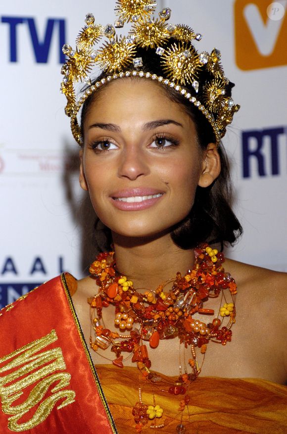 Elle remporte la couronne de Reine de beauté du Plat Pays à 19 ans mais ne sort pas de la galère pour autant. Elle perd ensuite son papa d'une crise cardiaque...

Tatiana Silva à l'élection Miss Belgique 2005 au Kursaal, Casino, rénové d'Ostende, le 19 décembre 2004. Crédit Philippe Carly/Abaca