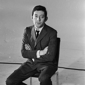 Archives - En France, à Paris, Serge Gainsbourg le 7 février 1966.
