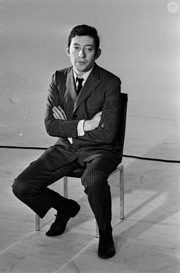 Archives - En France, à Paris, Serge Gainsbourg le 7 février 1966.