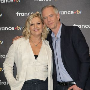 Flavie Flament, Julien Arnaud - Photocall à l'occasion des 40 ans de l'émission "Télématin" au siège de France Télévisions à Paris le 6 février 2025. Rendez-vous quotidien de partage, de proximité, d'information et de convivialité, Télématin accompagne les Français chaque matin depuis 40 ans. En rassemblant toutes les générations autour de cette matinale, l'émission a su rester un pilier de la télévision française. © Coadic Guirec/Bestimage