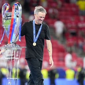 L'entraîneur Luis Enrique du Paris Saint-Germain F.C. avec le trophée après avoir remporté le match de la finale de la Ligue des champions de l'UEFA 2026 entre le Paris Saint-Germain F.C. et Arsenal F.C. à la Puskas Arena le 30 mai 2026 à Budapest, en Hongrie. © SPP / PsnewZ / Bestimage