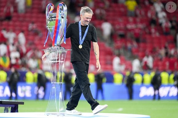 L'entraîneur Luis Enrique du Paris Saint-Germain F.C. avec le trophée après avoir remporté le match de la finale de la Ligue des champions de l'UEFA 2026 entre le Paris Saint-Germain F.C. et Arsenal F.C. à la Puskas Arena le 30 mai 2026 à Budapest, en Hongrie. © SPP / PsnewZ / Bestimage
