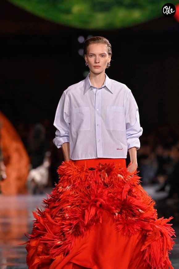 Un mannequin défile lors du défilé Chanel prêt-à-porter femme Printemps/Été 2026, dans le cadre de la Fashion Week de Paris, le 6 octobre 2025 à Paris, en France. © Bestimage