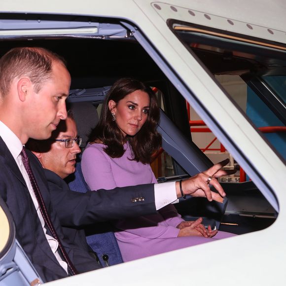 Kate Middleton a encore une fois capté tous les regards, vêtue d'une tenue navy impeccable.

Le prince William, duc de Cambridge et Catherine Kate Middleton, duchesse de Cambridge en visite à l'usine Airbus à Hambourg avant de prendre leur avion à la fin de leur visite officielle en Allemagne.