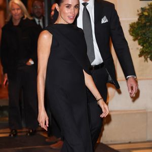 Meghan Markle (duchesse de Sussex), la duchesse de Sussex, a été aperçue quittant l'Hôtel Plaza Athénée à Paris, superbe dans une élégante robe noire alors qu'elle se dirigeait vers l'after-party Balenciaga pendant la Fashion Week de Paris. © Backgrid USA / Bestimage