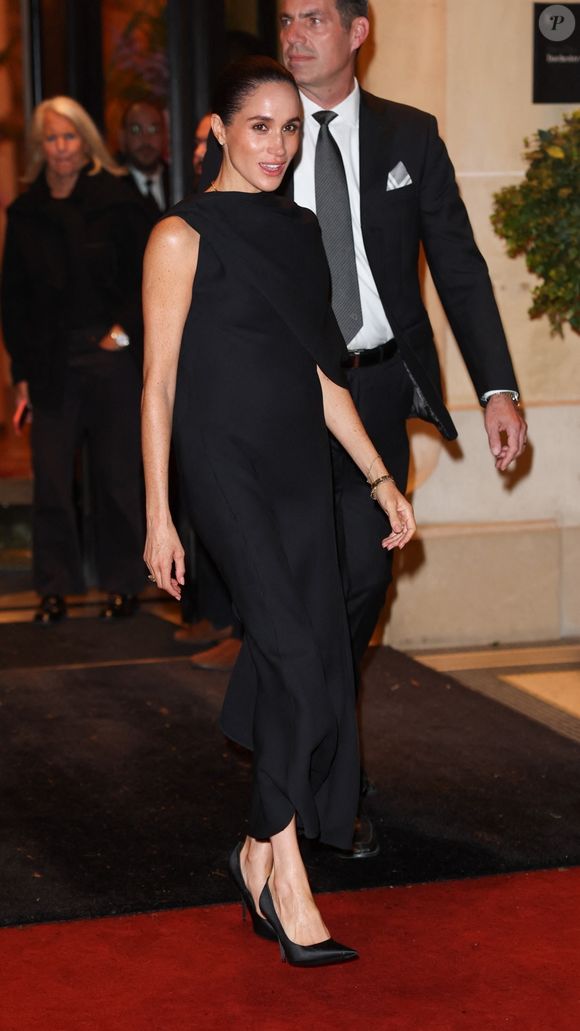 Meghan Markle (duchesse de Sussex), la duchesse de Sussex, a été aperçue quittant l'Hôtel Plaza Athénée à Paris, superbe dans une élégante robe noire alors qu'elle se dirigeait vers l'after-party Balenciaga pendant la Fashion Week de Paris. © Backgrid USA / Bestimage