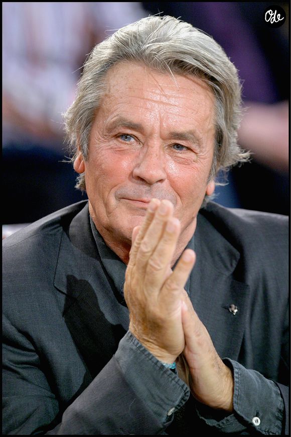Alain Delon sur le plateau de Vivement Dimanche (archive)