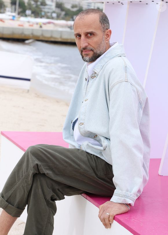 Arié Elmaleh - Photocall "Brigade Anonyme" sur la plage du Majestic lors de la 9ème édition de "CanneSeries" à Cannes le 26 Avril 2026.


© Denis Guignebourg / Bestimage

Célébrités à la 9ème édition de "Canneseries" à Cannes le 26/04/2026