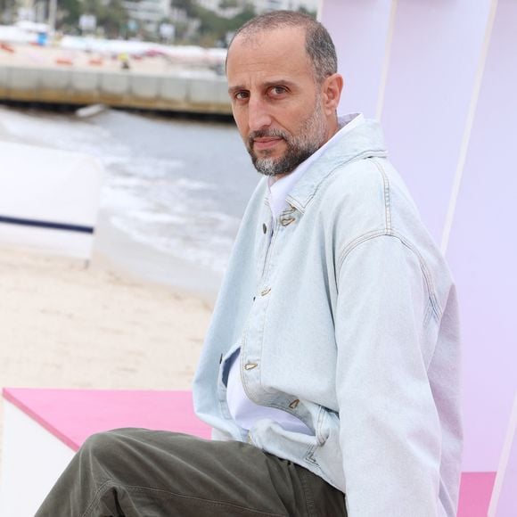 Arié Elmaleh - Photocall "Brigade Anonyme" sur la plage du Majestic lors de la 9ème édition de "CanneSeries" à Cannes le 26 Avril 2026.


© Denis Guignebourg / Bestimage

Célébrités à la 9ème édition de "Canneseries" à Cannes le 26/04/2026