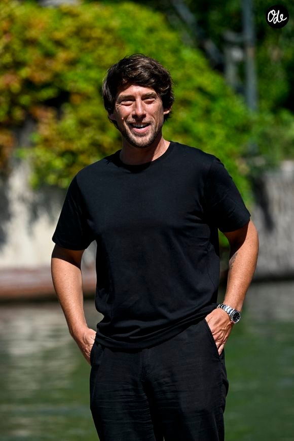 Si de nombreux partenaires de cinéma ont pris la parole pour lui rendre hommage, c'est un message très personnel qui retient particulièrement l'attention : celui de son beau-fils Hugo Sélignac.

Hugo Selignac - Les célébrités sur le ponton de l'hôtel Excelsior lors de la 82ème édition du festival international du film de Venise (La Mostra), Italie, le 6 septembre 2025. © SGP/Bestimage