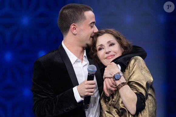 Exclusif - Tina Arena et son fils Gabriel Joseph Mancini pour les surprises lors de l'enregistrement de l'émission "La Boîte à secrets", présentée par F.Bollaert et diffusée le 23 janvier sur France 3, dans les studios du Lendit à Saint-Denis, France, le 16 décembre 2025. © Cyril Moreau/Bestimage
