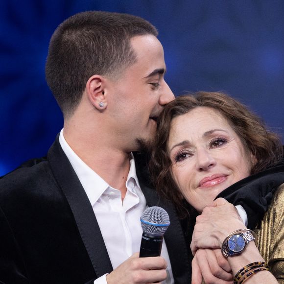 Exclusif - Tina Arena et son fils Gabriel Joseph Mancini pour les surprises lors de l'enregistrement de l'émission "La Boîte à secrets", présentée par F.Bollaert et diffusée le 23 janvier sur France 3, dans les studios du Lendit à Saint-Denis, France, le 16 décembre 2025. © Cyril Moreau/Bestimage