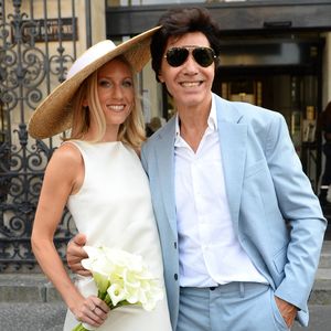 cette fois une robe toujours simple, plus longue et a une fois encore fait preuve d'originalité avec une sorte de couronne de fleurs dans les cheveux. 

Les jeunes mariés, Jean-Luc Lahaye et sa femme Paola (Lahaye-Aubin) à la sortie de la mairie du 18ème arrondissement de Paris - J.L.Lahaye s'est marié en secondes noces avec sa compagne P.Aubin à la mairie du 18ème arrondissement de Paris, le 2 juillet 2025. 
Agence / Bestimage