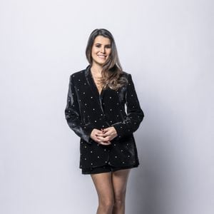 Ses deux petites sœurs, Claudia et Sasha, étaient également présentes pour partager ce moment de complicité en famille.

Exclusif -  Karine Ferri - Studio - Enregistrement de l'émission "La chanson secrète", présentée par N.Aliagas et diffusée le 29 décembre sur TF1
© Guillaume Gaffiot-Cyril Moreau / Bestimage