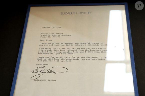 Archives, dont une lettre de É. Taylor - Line Renaud fait don de ses archives aux Archives Nationales au Ministère de la Culture, Paris le 12 Mai 2025. L’ex-meneuse de revue qui fêtera ses 97 ans le 2 juillet prochain a remis à la ministre de la Culture R. Dati, la lettre par laquelle elle fait don de ses archives (correspondances, papiers et documents personnels et professionnels) à l’État. Un moment fort en émotions qu’elle a partagé avec ses «enfants de cœur». © Bertrand Rindoff / Bestimage