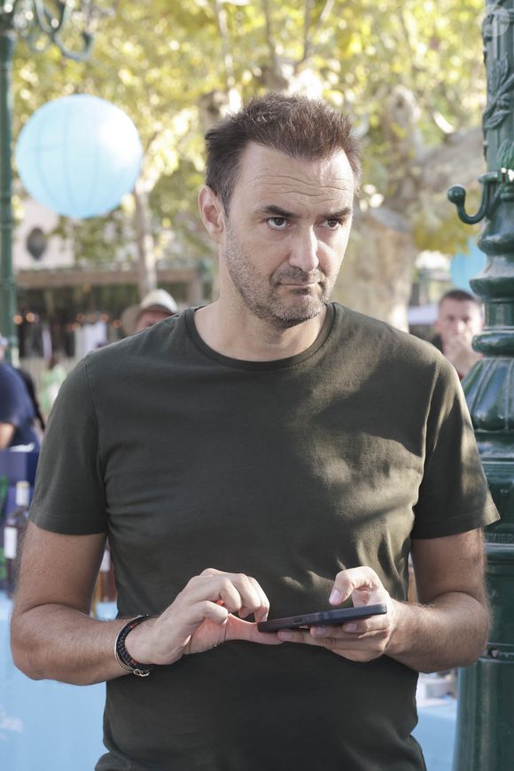 Cyril Lignac lors d'un tournoi de pétanque  place des Lices organisé par le magazine Turquoise pour l'association Sourire à la vie à Saint-Tropez le 10 août 2022.

© Jack Tribeca / Bestimage