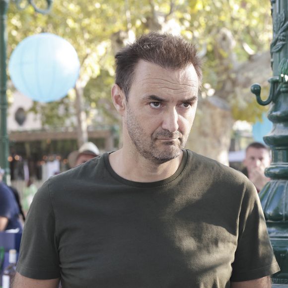 Cyril Lignac lors d'un tournoi de pétanque  place des Lices organisé par le magazine Turquoise pour l'association Sourire à la vie à Saint-Tropez le 10 août 2022.

© Jack Tribeca / Bestimage