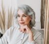 Longtemps dissimulés, les cheveux gris s'imposent désormais comme une véritable tendance auprès des femmes.