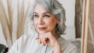 Transition vers les cheveux gris : L'experte Ester Valiente la recommande mais alerte sur les nombreux "avis non sollicités"