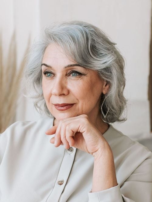 Transition vers les cheveux gris : L'experte Ester Valiente la recommande mais alerte sur les nombreux "avis non sollicités"