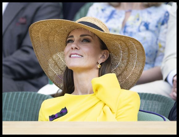Kate Middleton, duchesse de Cambridge, regarde la finale du double messieurs lors de la treizième journée des championnats de tennis de Wimbledon à Londres, au Royaume-Uni, le 09 juillet 2022. Photo by Stephen Lock / i-Images/ABACAPRESS.COM