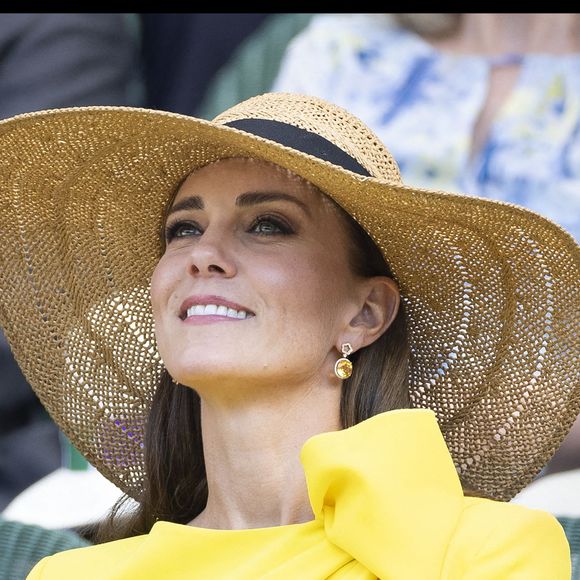 Kate Middleton, duchesse de Cambridge, regarde la finale du double messieurs lors de la treizième journée des championnats de tennis de Wimbledon à Londres, au Royaume-Uni, le 09 juillet 2022. Photo by Stephen Lock / i-Images/ABACAPRESS.COM