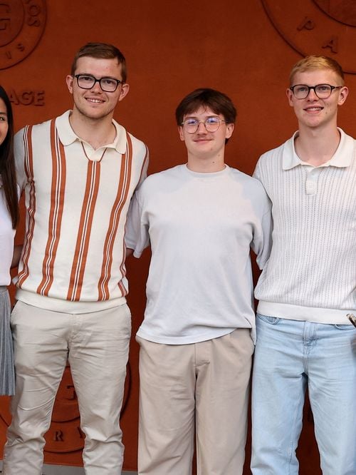 Une sacrée équipe à Roland-Garros ! Félix et Alexis Lebrun s'offrent une rare sortie avec leurs compagnes respectives