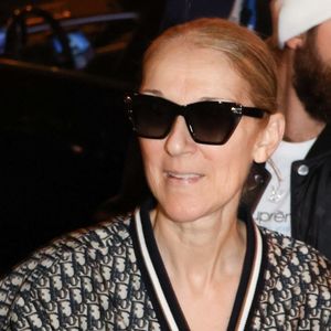 Paris, FRANCE - Céline Dion salue une foule de fans alors qu'elle sort de son hôtel avec son fils RC Angelil à Paris, France.