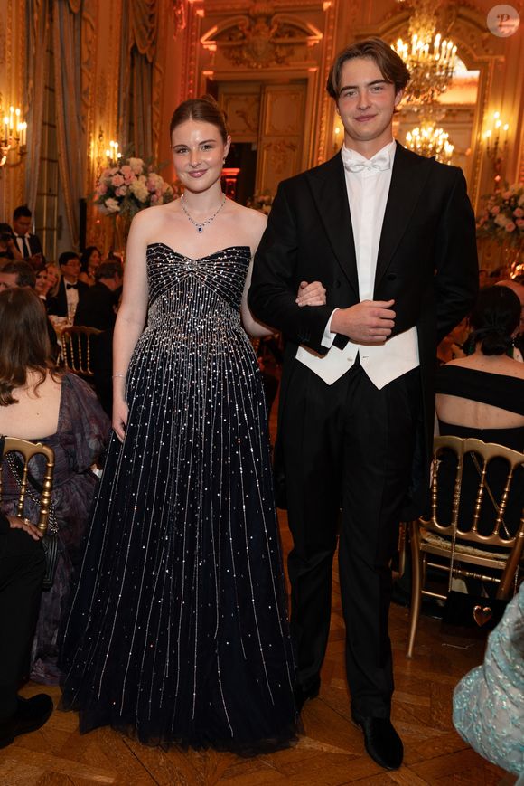 Exclusif - La baronne Isabelle von Perfall ( robe Monique Lhuillier ) et son cavalier le baron Felix von Perfall  - Défilé au Bal 2025 des débutantes à l’hôtel Shangri-La Paris le 29 novembre 2025. Le Bal / Moreau / Borde / Bestimage