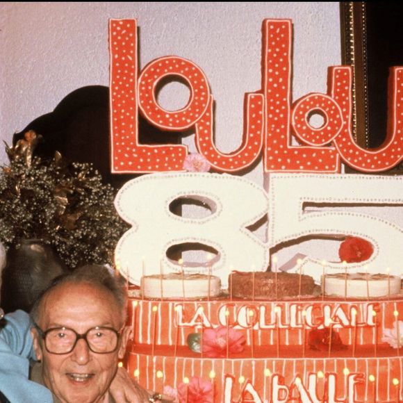 Line Renaud fête les 85 ans de son mari Loulou Gasté en 1993 devant un gâteau ©JOKER / BESTIMAGE