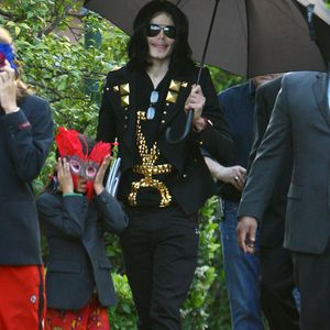 Michael Jackson, et ses trois enfants, Paris, Prince, et Prince Michael ont eu une réunion de famille à l'hôtel Four Seasons avec les parents de Michael Jackson, Joseph et Katherine Jackson. La famille, habituellement timide devant les caméras, a quitté l'hôtel Beverly Hills où se trouve actuellement la résidence temporaire de Michael.  Michael va entamer sa dernière série de concerts au Royaume-Uni pendant l'été. Los Angeles, CA, USA le 15 mai 2009. Photo GSI/ABACAPRESS.COM