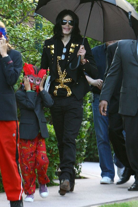 Michael Jackson, et ses trois enfants, Paris, Prince, et Prince Michael ont eu une réunion de famille à l'hôtel Four Seasons avec les parents de Michael Jackson, Joseph et Katherine Jackson. La famille, habituellement timide devant les caméras, a quitté l'hôtel Beverly Hills où se trouve actuellement la résidence temporaire de Michael.  Michael va entamer sa dernière série de concerts au Royaume-Uni pendant l'été. Los Angeles, CA, USA le 15 mai 2009. Photo GSI/ABACAPRESS.COM