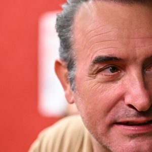 Exclusif - Jean Dujardin, ému, au cinéma Jean Paul Belmondo à Nice, le 7 octobre 2025, où il a rendu hommage à son idole alors qu'il était avec le réalisateur Jan Kounen et l'actrice Marie Josée Croze, pour présenter en avant première, le film L'homme qui retrécit.
© Bruno Bebert / Bestimage