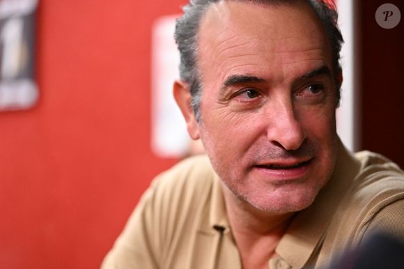 Exclusif - Jean Dujardin, ému, au cinéma Jean Paul Belmondo à Nice, le 7 octobre 2025, où il a rendu hommage à son idole alors qu'il était avec le réalisateur Jan Kounen et l'actrice Marie Josée Croze, pour présenter en avant première, le film L'homme qui retrécit.
© Bruno Bebert / Bestimage