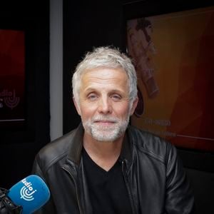 Exclusif - Stéphane Guillon est l'invité du "15h/16h30" présenté par CS Cohen et diffusé en direct sur Radio J le 26 mars 2024.

© Jack Tribeca / Bestimage