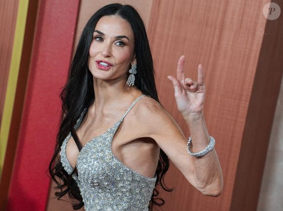 Demi Moore sur le tapis rouge de la 97ème cérémonie des Oscars organisée par l'Académie des Arts et Sciences du Cinéma au Dolby Theatre à Los Angeles, CA le 02 mars 2025. Photo by Sthanlee B. Mirador/SPUS/ABACAPRESS.COM