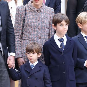 Balthazar Rassam, Charlotte Casiraghi, Raphaël Elmaleh - La famille princière de Monaco dans la cour du palais lors de la Fête Nationale de la principauté de Monaco le 19 novembre 2022.

© Dominique Jacovides / Bruno Bebert / Bestimage